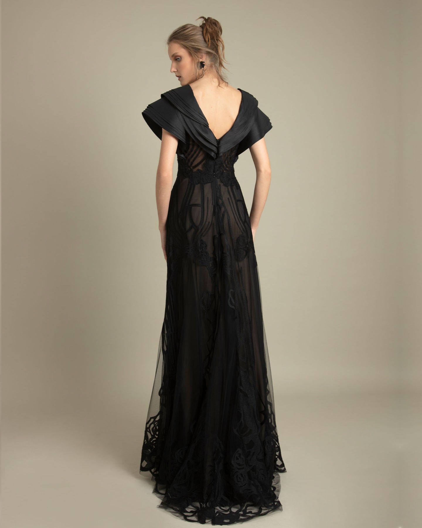 Deep v-neckline dress | Coveti