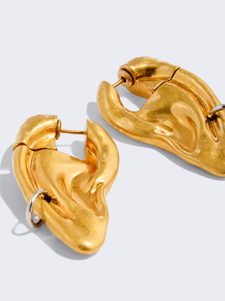 上品　ゴールドカラー　Schiaparelli 刻印　ピアス 上品 ゴールドカラー Schiaparelli 刻印 ピアス Schiaparelli