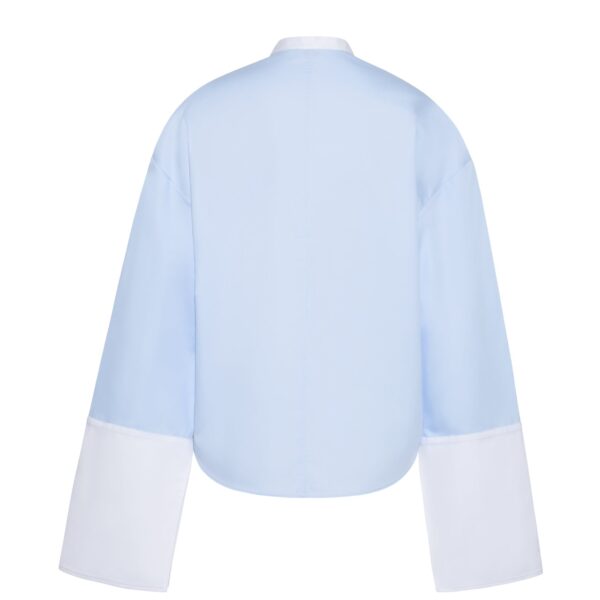 the Bram Top is crafted from soft organic cotton poplin in a refreshing pale blue hue. The relaxed fit i enhanced by contrasting white cuffs and collar