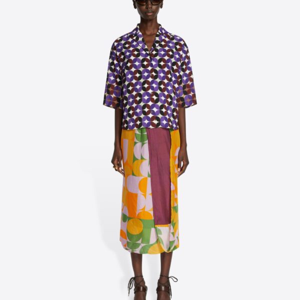 with bicolor swirl pattern and contrast geometrical border.