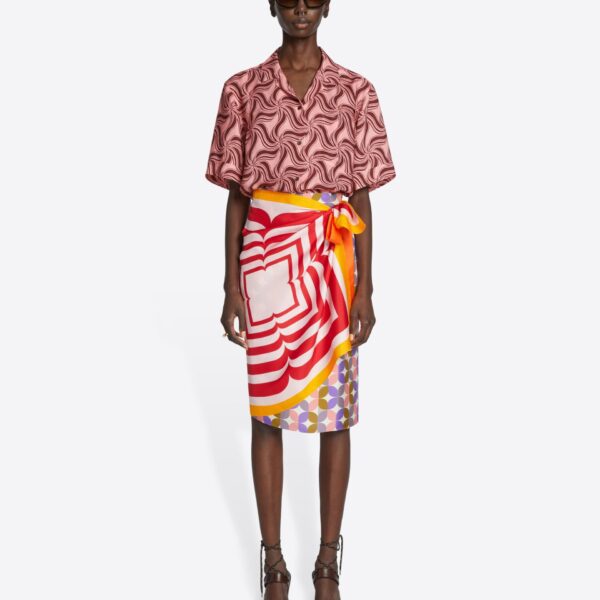 with contrast geometrical prints.