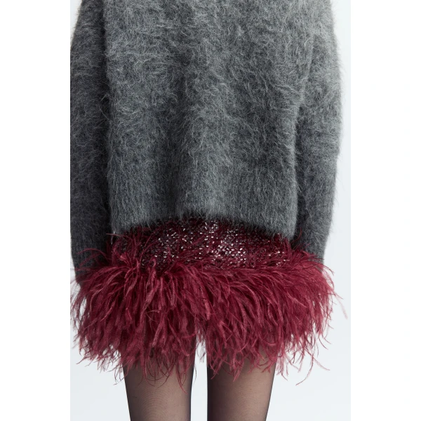 16Arlington Red Skirts with The Giaci Mini Skirt is crafted from burgundy textured sequin