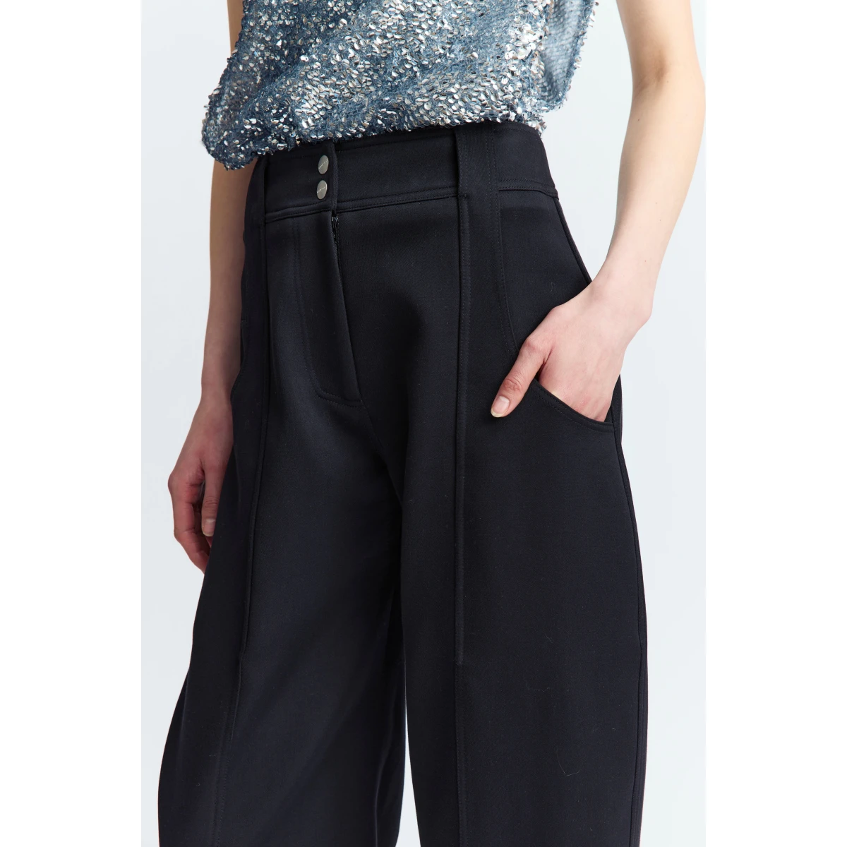 16Arlington Black Pants with The Pola Trouser is a tailored design with a subtle balloon fit that adds soft volume through the leg. Piped seams run along the front and back
