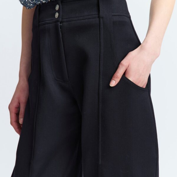 16Arlington Black Pants with The Pola Trouser is a tailored design with a subtle balloon fit that adds soft volume through the leg. Piped seams run along the front and back