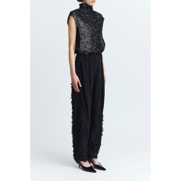 shaped line. Designed with a double waistband and four pockets – two at the front and two at the back – it brings a refined