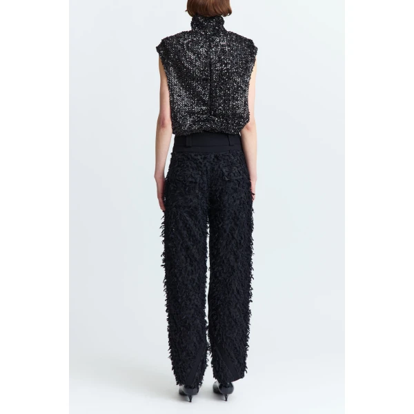 architectural feel to contemporary tailoring.