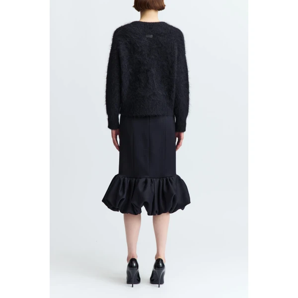 it features ribbed detailing at the neckline