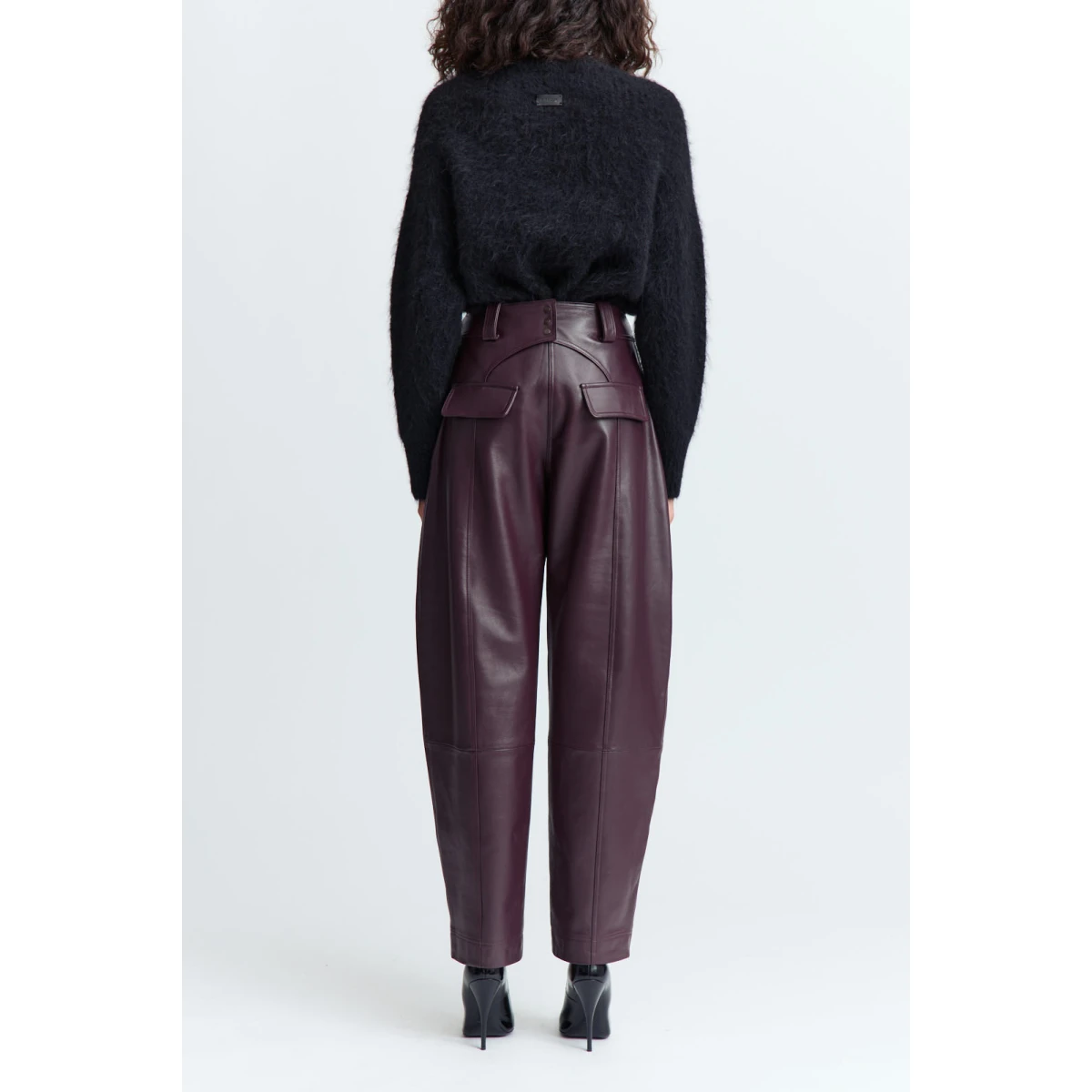 it features ribbed detailing at the neckline