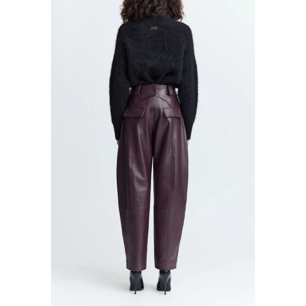 it features ribbed detailing at the neckline