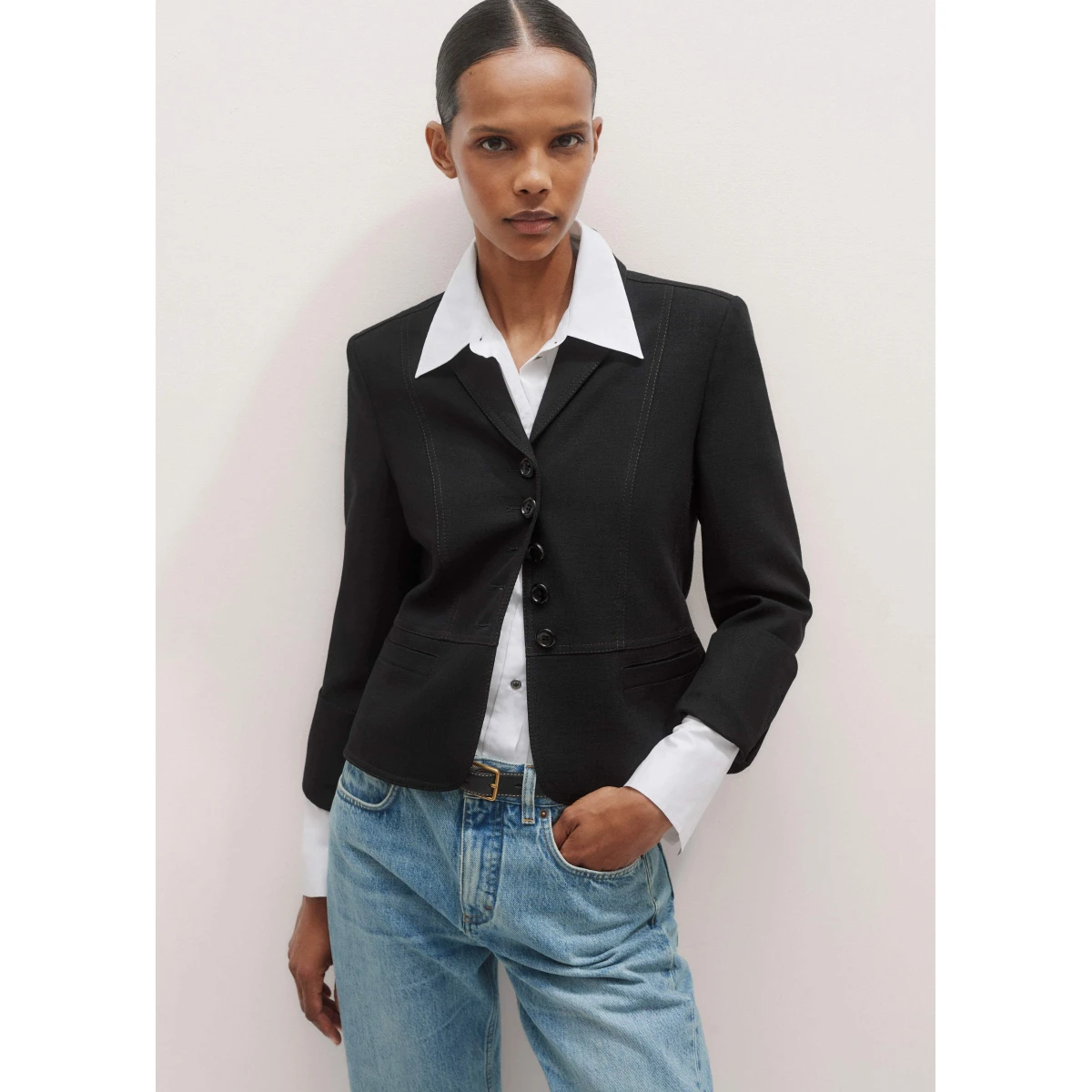 Contrast Topstitch Short Fitted Blazer
Viscose-Blend Tailoring Fabric - Image 7