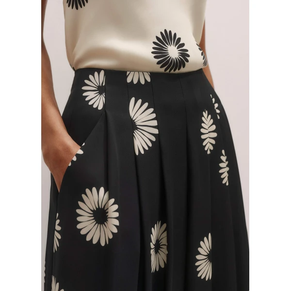 Me and Em Silk Modern Daisy Print Wide-Leg Pant
Matte Silk, view 3