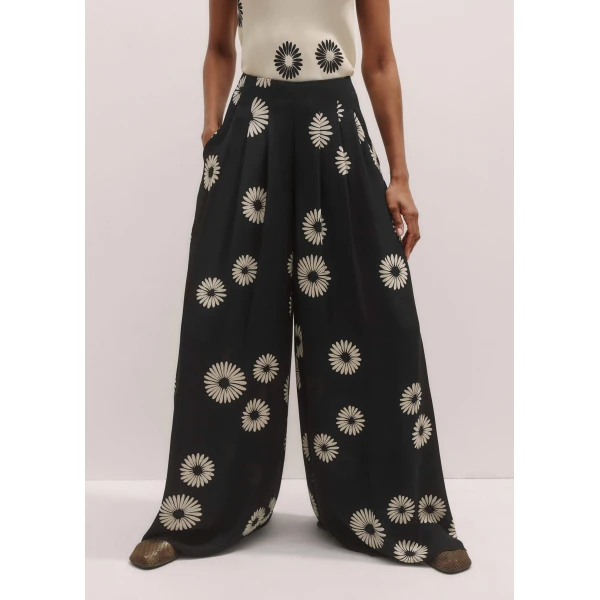 Me and Em Silk Modern Daisy Print Wide-Leg Pant
Matte Silk, view 4