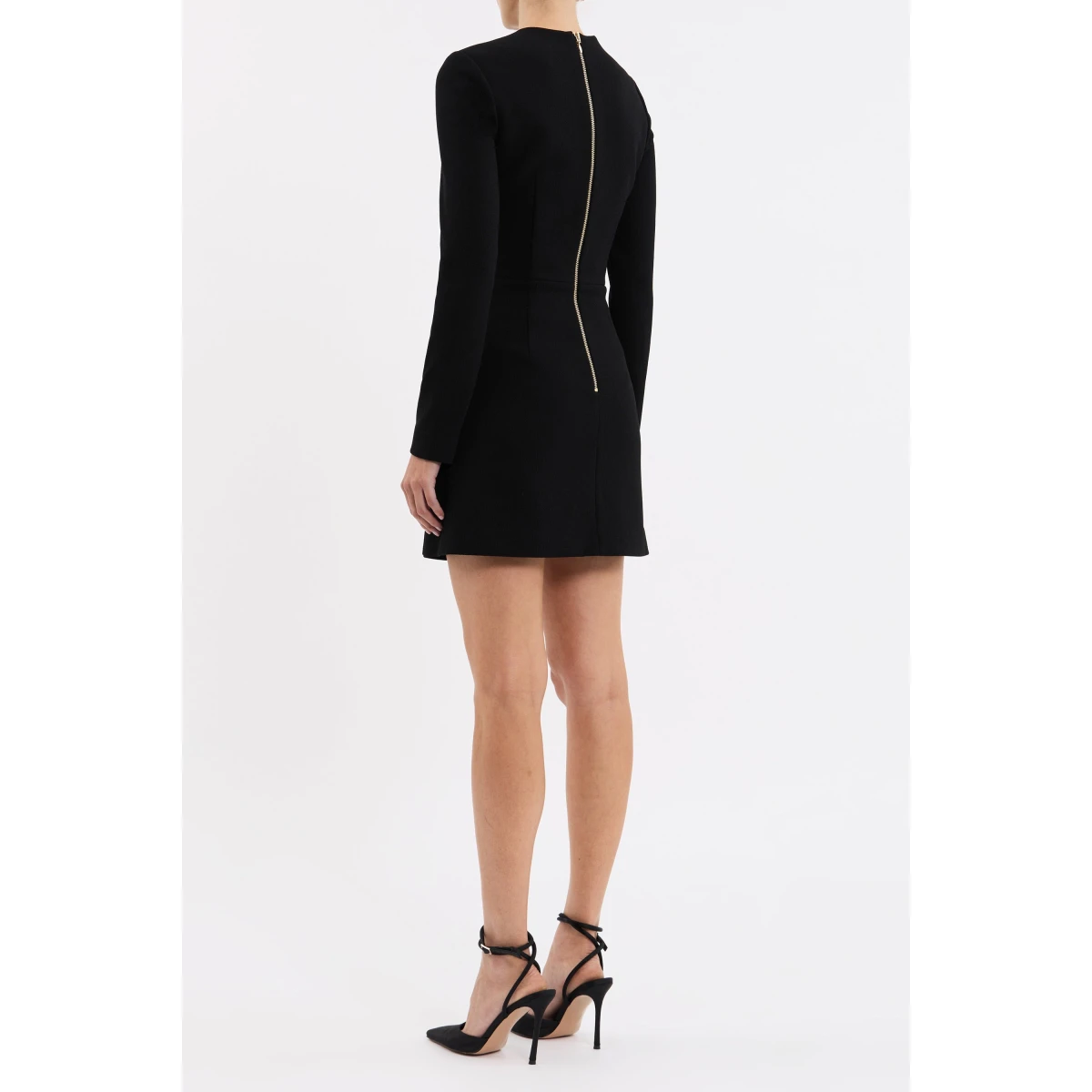 exuding opulence and glamour. Fully lined
