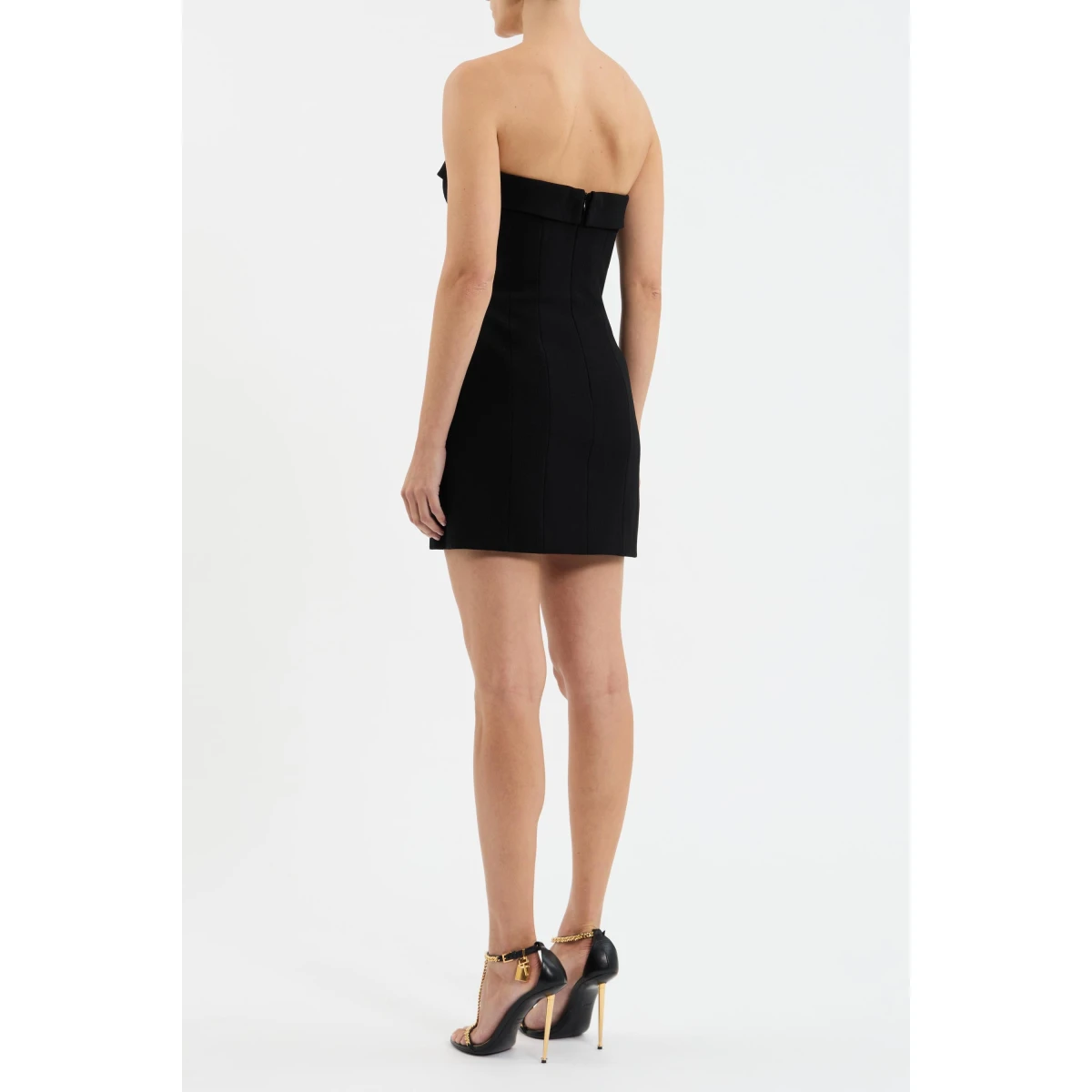 while an invisible zip fastening at the back ensures a seamless fit. Versatile and chic
