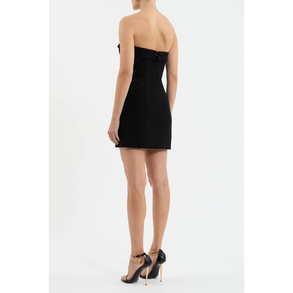 while an invisible zip fastening at the back ensures a seamless fit. Versatile and chic