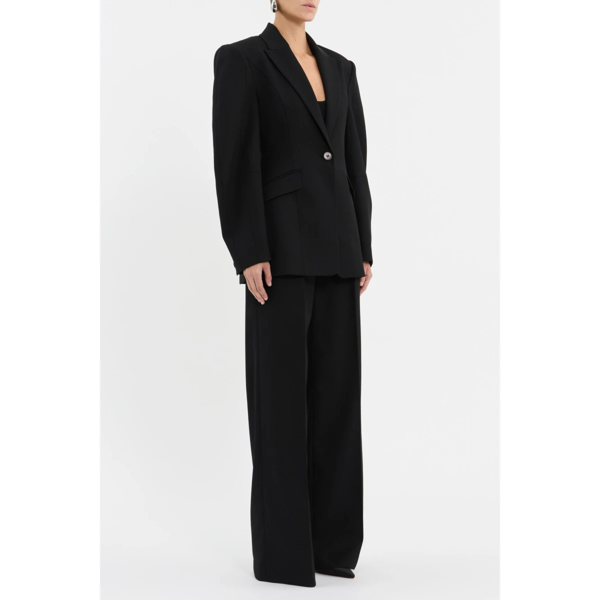 complemented with shoulder pads to enhance the flattering fit. Jet pockets and a vent at the back offer convenience