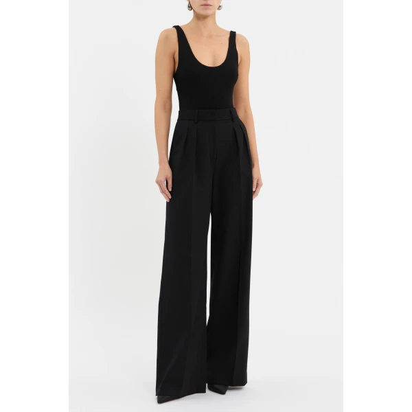 the pressed creases and high waistband detailed with belt loops shape a sleek and flattering figure. Side seam pockets and jet pockets at the back provide functional elegance
