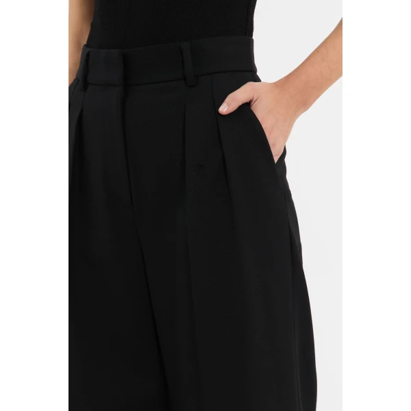 Rebecca Vallance Black Pants The Finley Pant in black epitomises sophisticated suiting. Featuring a tailored wide leg silhouette