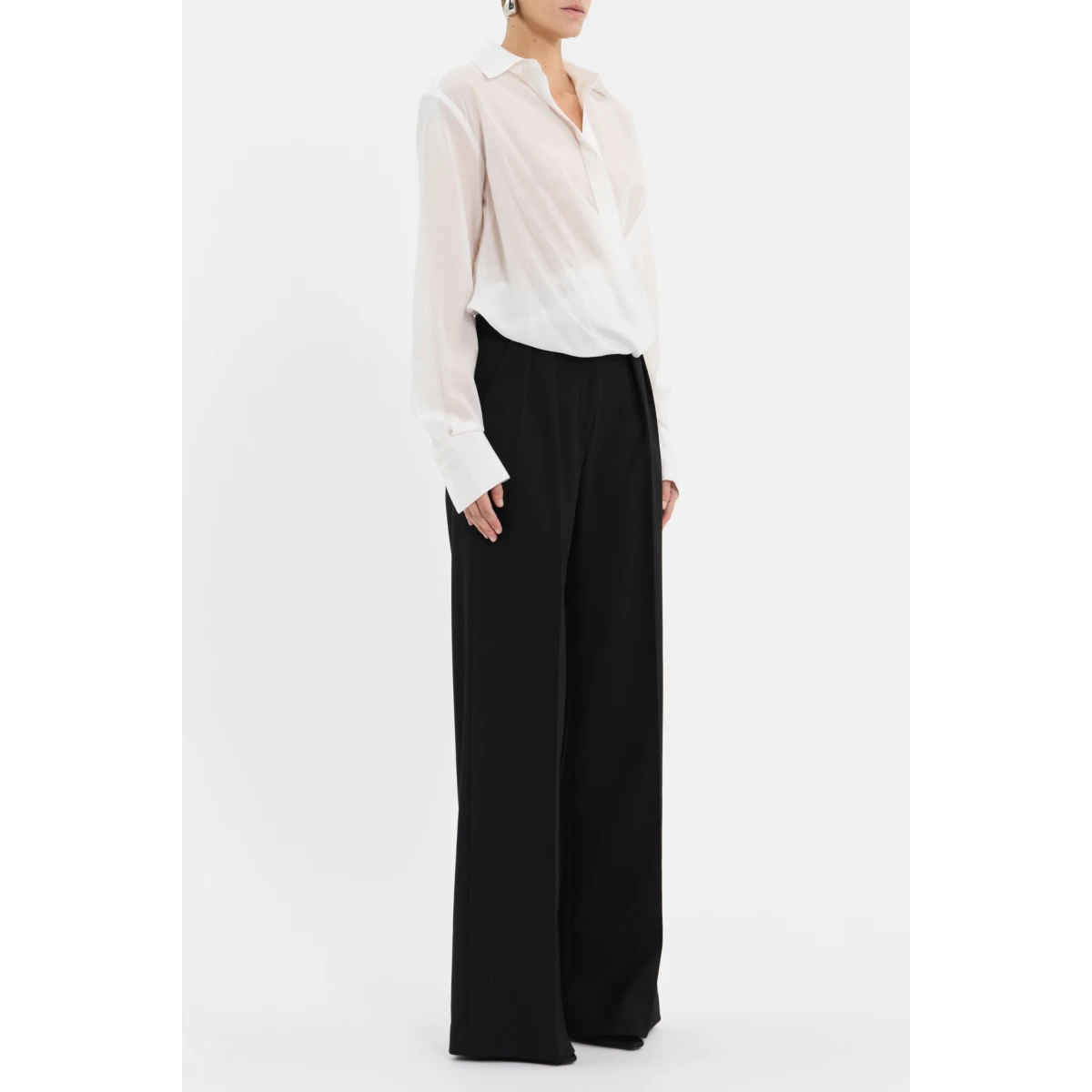while a box pleat at the back yoke ensures ease of wear. Effortlessly versatile
