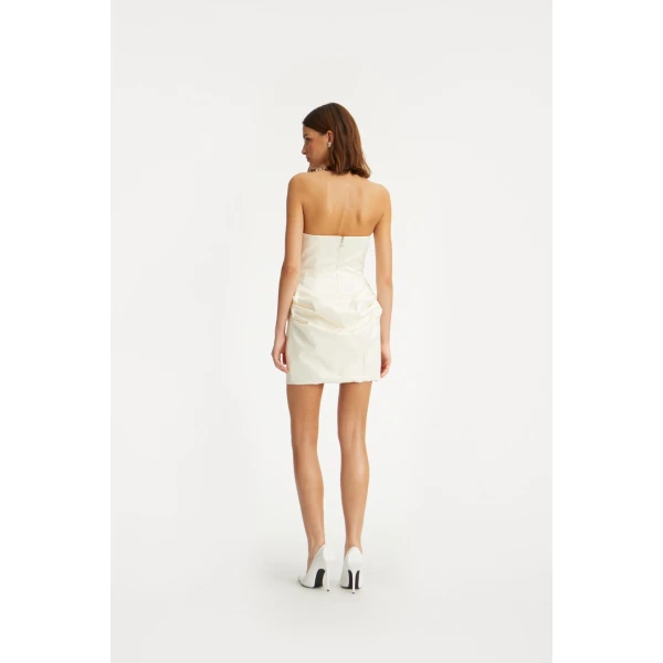 Rotate White from Coveti – bold silhouette in vibrant color