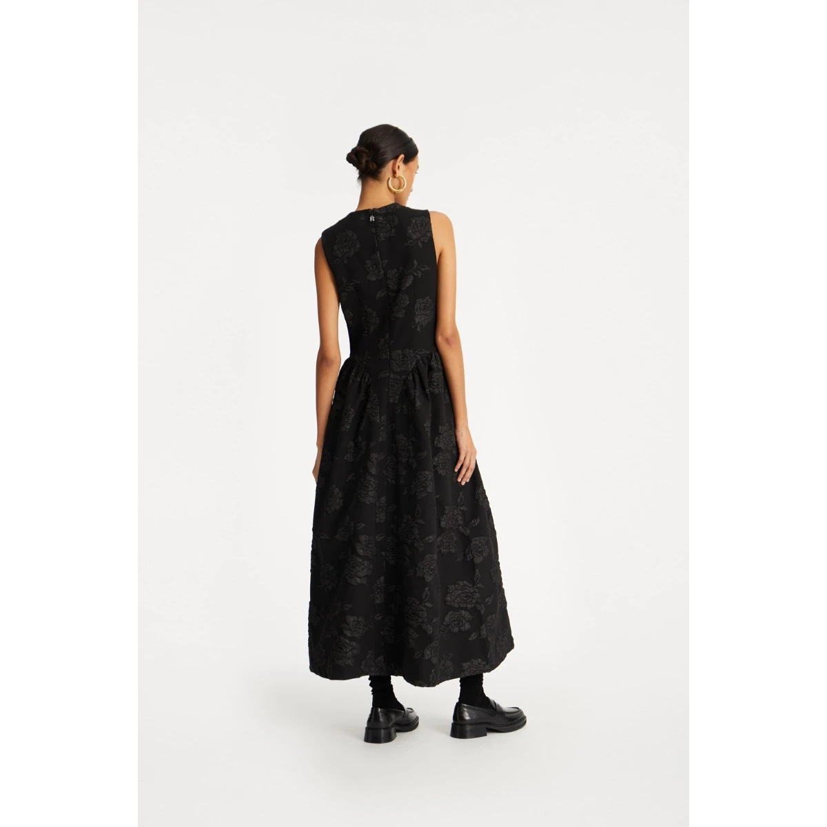 Rotate Black from Coveti – bold silhouette in vibrant color