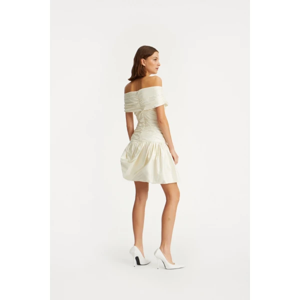 Rotate White from Coveti – bold silhouette in vibrant color
