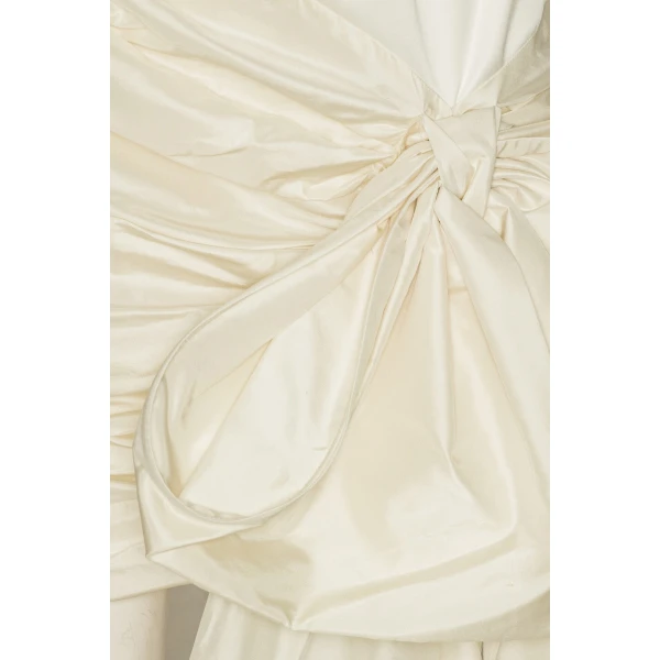 Rotate White from Coveti – bold silhouette in vibrant color