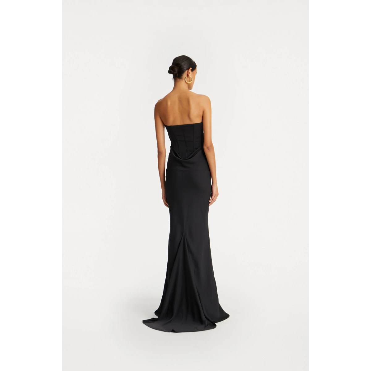 Rotate Black from Coveti – bold silhouette in vibrant color