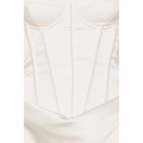 Rotate White from Coveti – bold silhouette in vibrant color