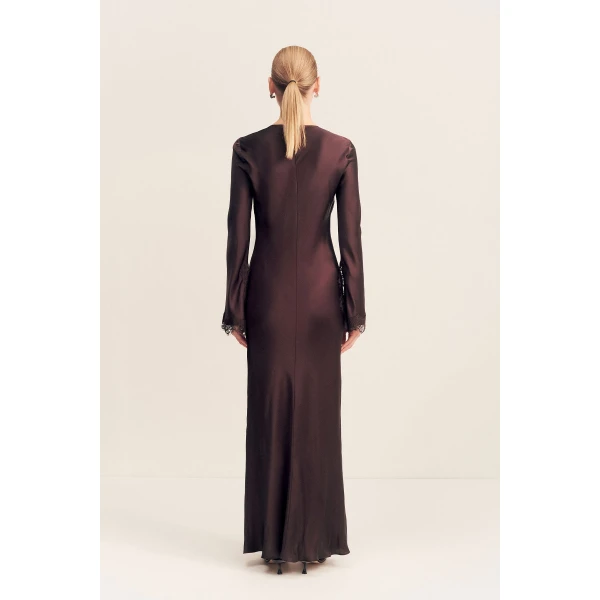 Plunged neckline with scalloped lace detailing