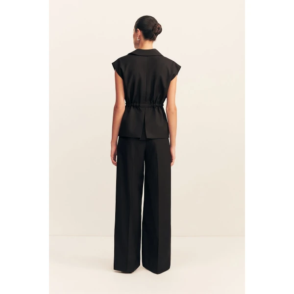 Knife pleat at centre front