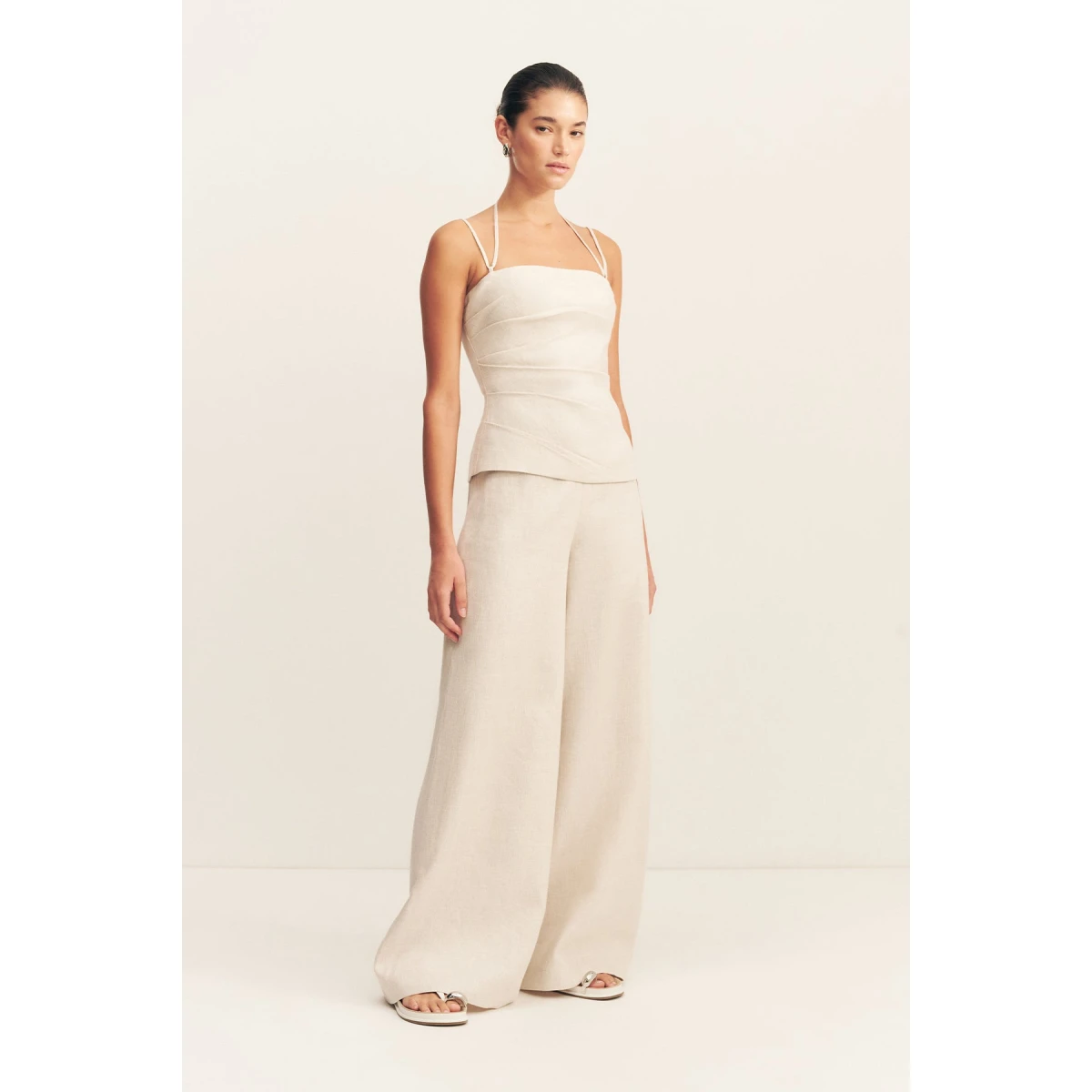 Straight neckline