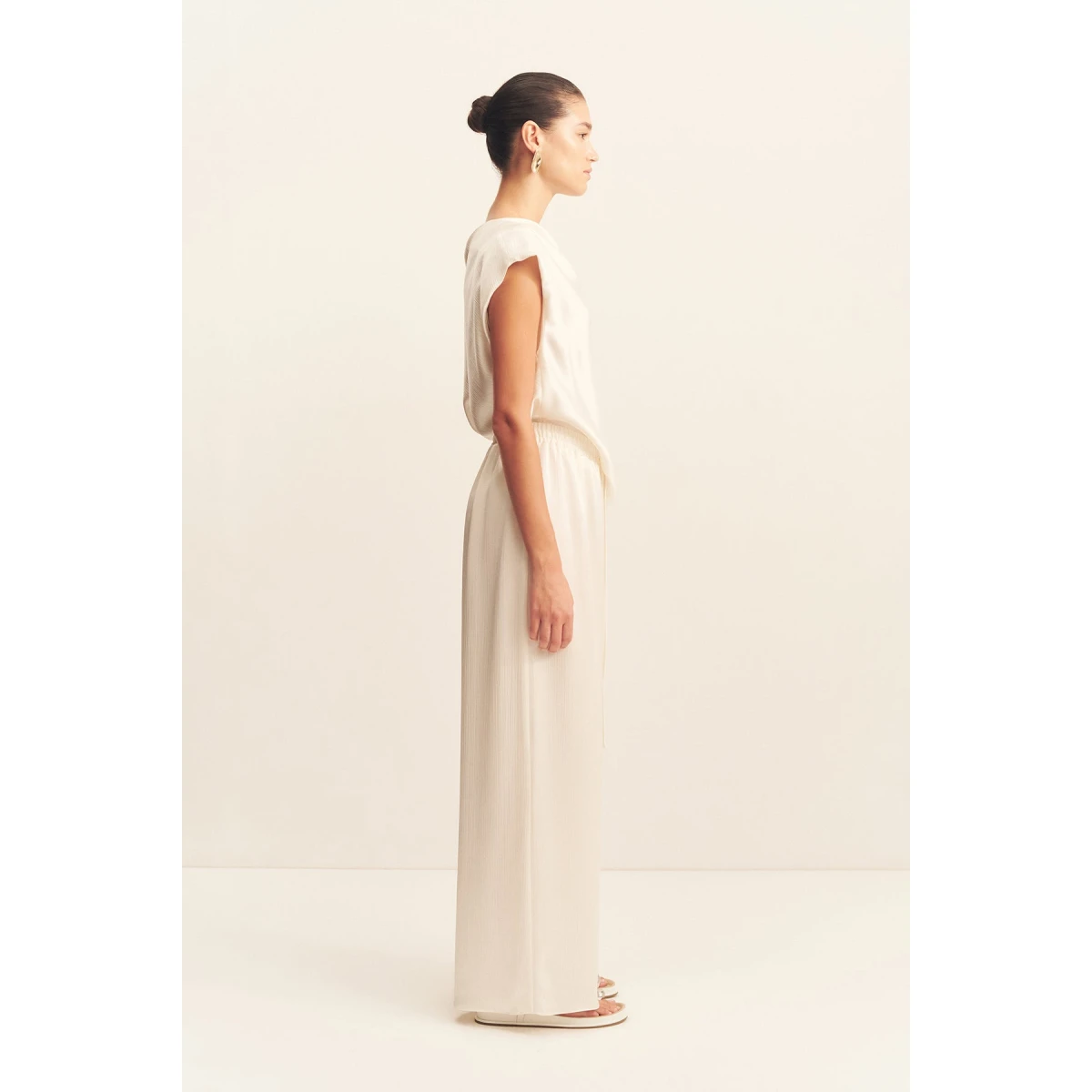 Elasticated waistband with tie
