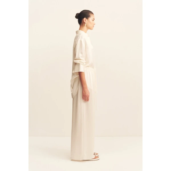 Long sleeves with cuff and singular button