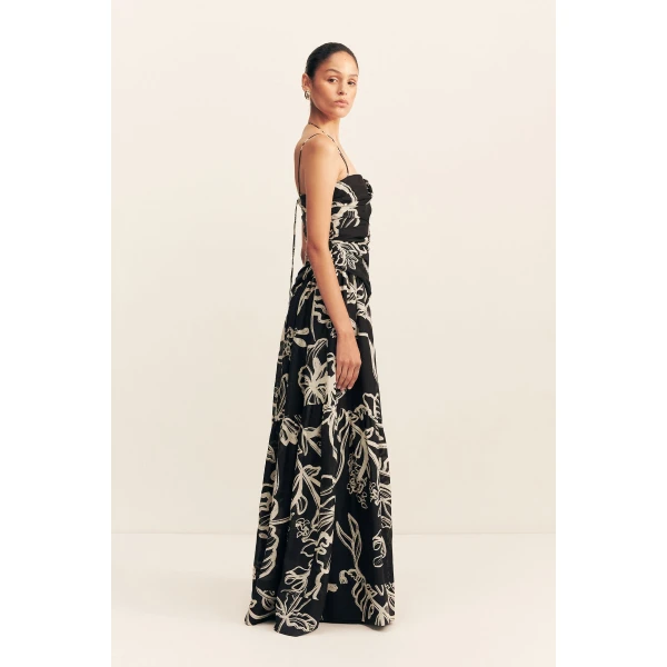 Strapless neckline with adjustable halter tie