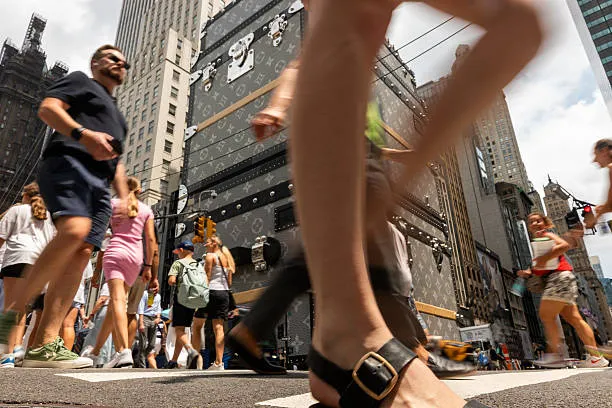 Leading competitors to Farfetch in the 2025 luxury fashion market including Coveti and other premium platforms