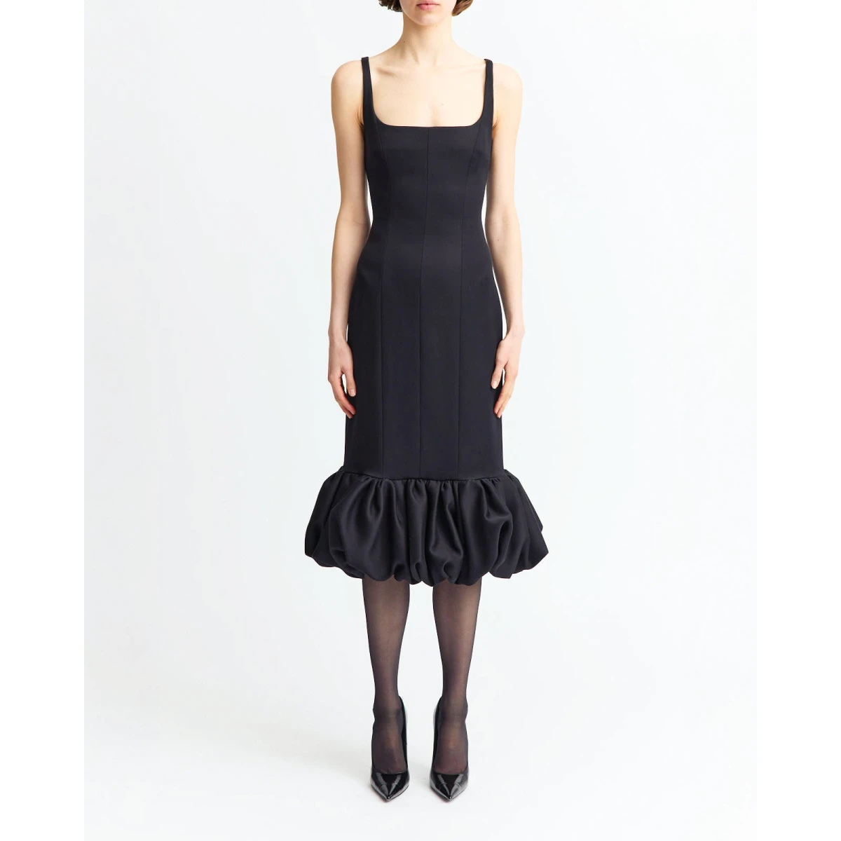 form-fitting silhouette in precision tailoring