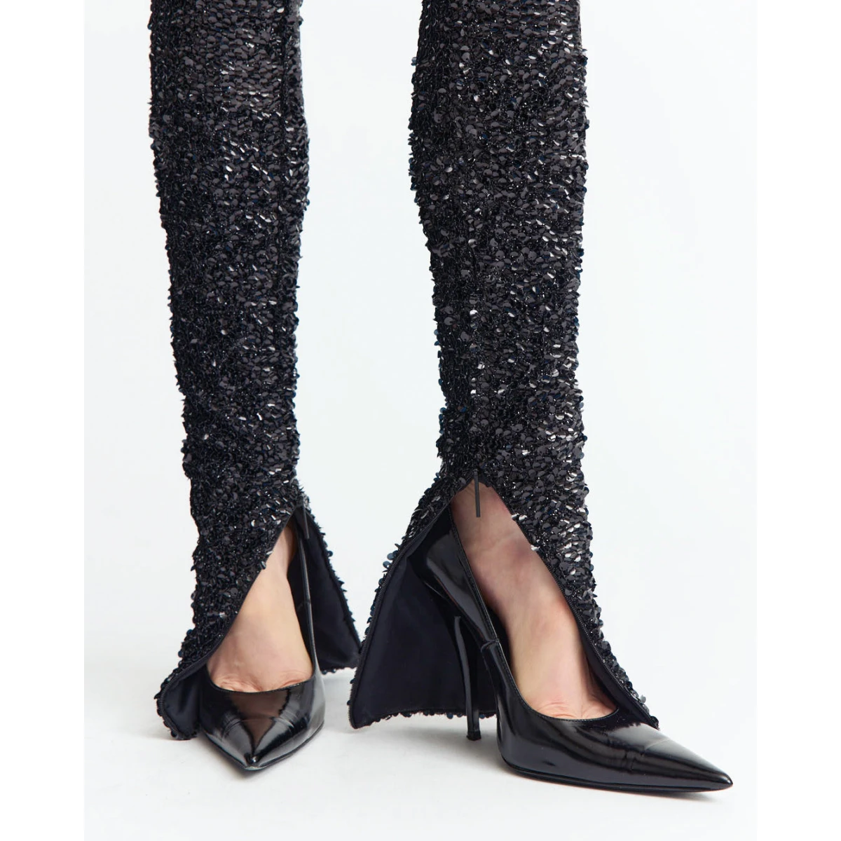 adding versatility and movement to the streamlined shape.
