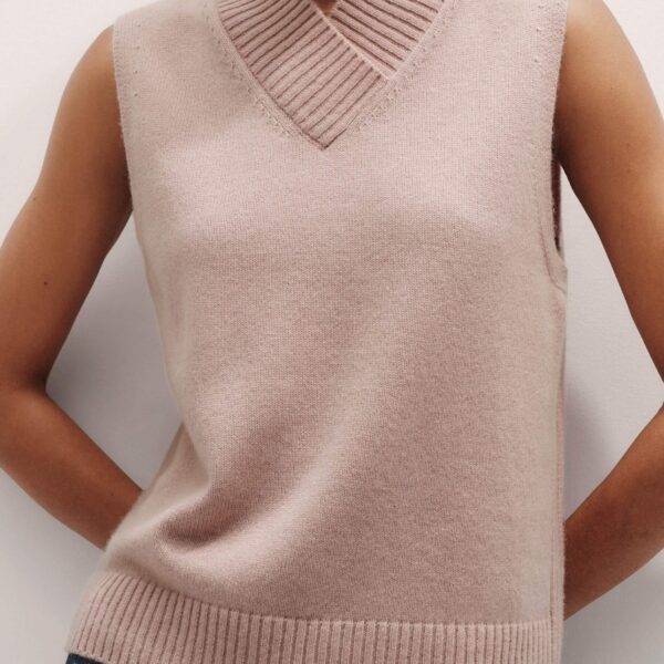 Me + Em Merino Cashmere High V-Neck Knit Vest – luxury British Pink in Me and Em exclusively at Coveti