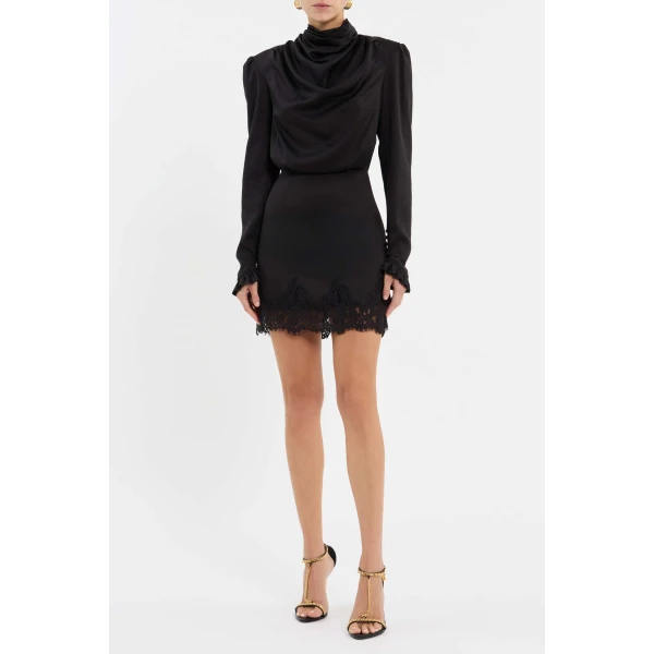 the tapered long sleeves are elevated with structured shoulder pads and refined with back sleeve plackets and buttons. The relaxed-fit bodice seamlessly harmonises with the fitted mini skirt