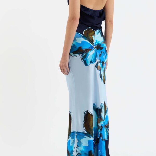 flowing into a graceful mermaid skirt. Fully lined and complete with a side zip fastening
