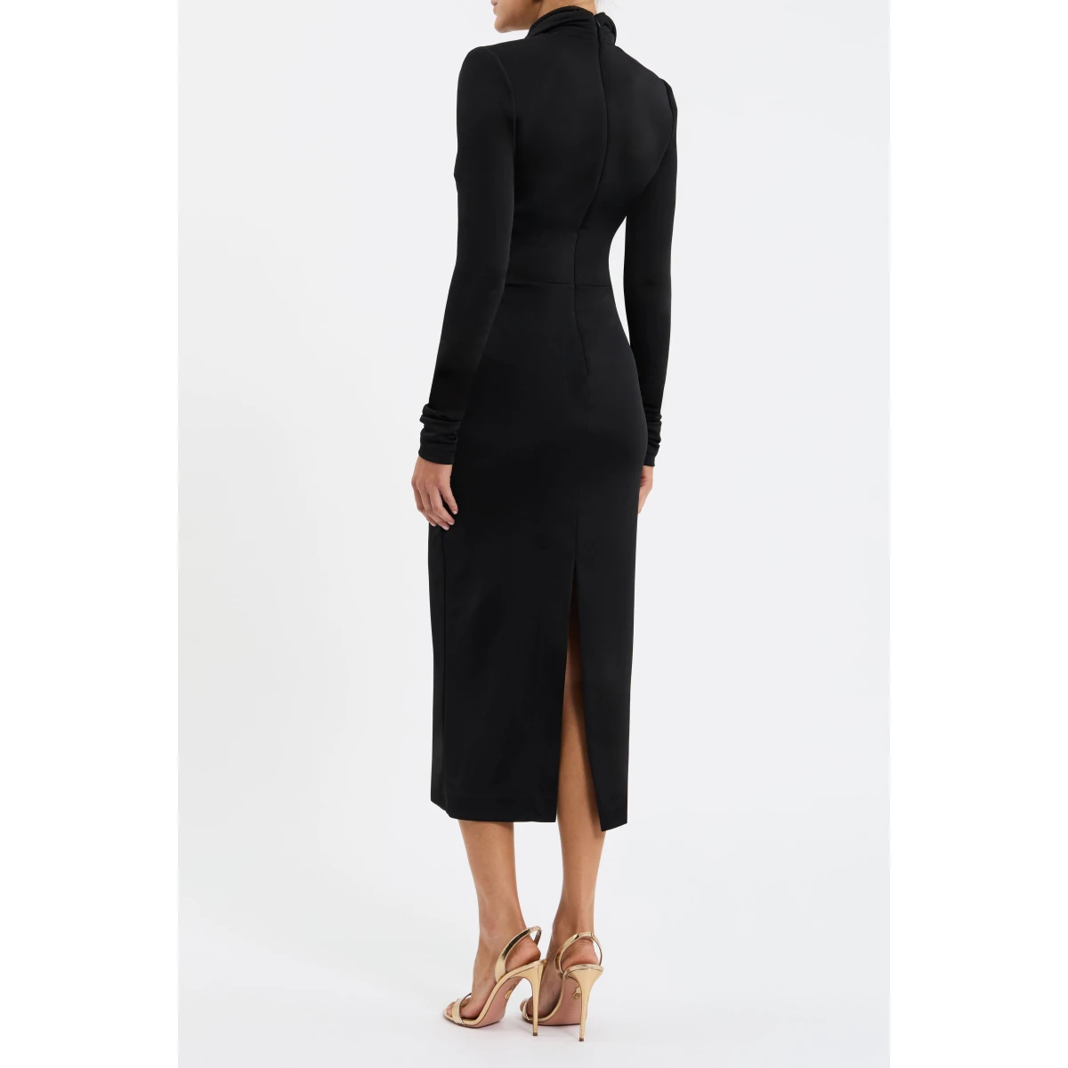 complete with a back split for a touch of allure. Lined for comfort and secured with an invisible zip fastening at the back