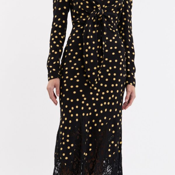 while subtle shoulder pads enhance the sophisticated shape. Elegant and versatile
