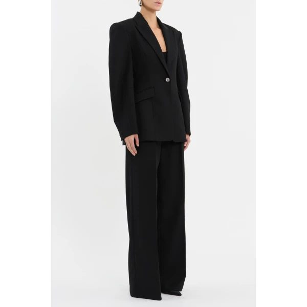 complemented with shoulder pads to enhance the flattering fit. Jet pockets and a vent at the back offer convenience