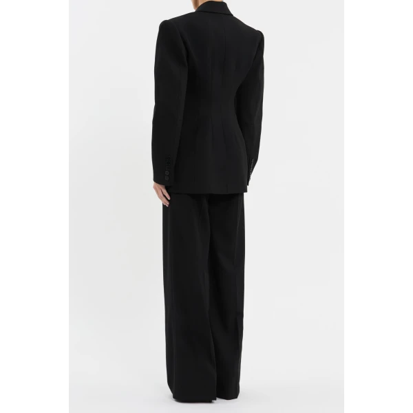 whilst lining ensures utmost comfort. Polished and sleek