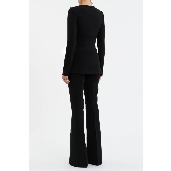 while an invisible zip fastening at the back ensures a precise fit. Complete with lining