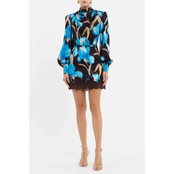 the relaxed bodice and long sleeves with cuffs shape an elegant silhouette