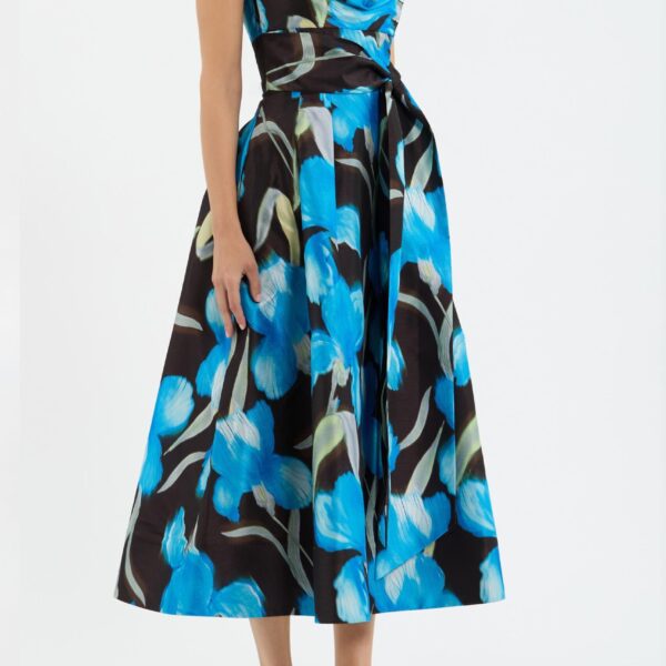 feminine touch. The circular midi skirt flows into an elegant silhouette