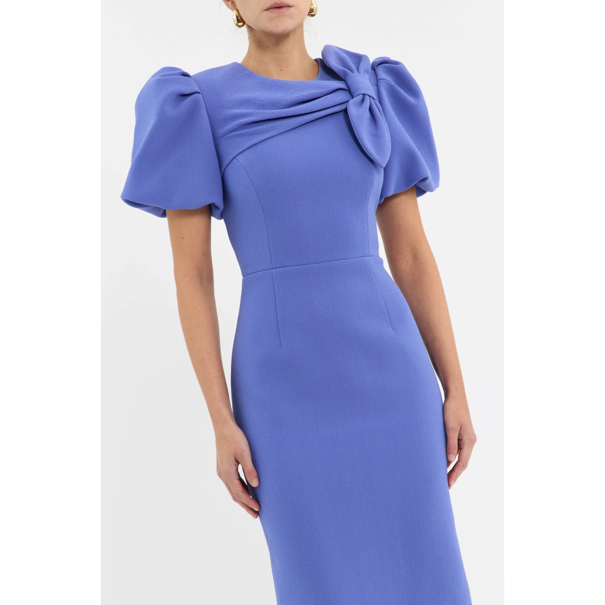 shapes a flattering silhouette