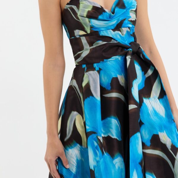 this dress is a beautiful choice for any day or night occasion.
